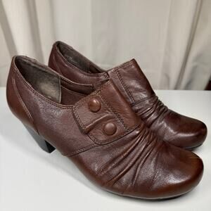 BareTraps Tyley Brown Leather Heeled Comfort Shoes Size 9M Button Detail